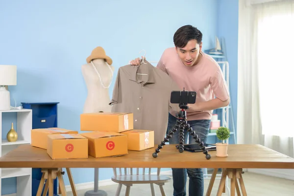 Homem Asiático Está Mostrando Roupas Frente Transmissão Vivo Smartphones Sua — Fotografia de Stock