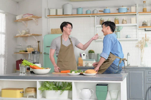 Jong Glimlachen Gay Paar Koken Samen Keuken Thuis Lgbtq Diversiteit — Stockfoto