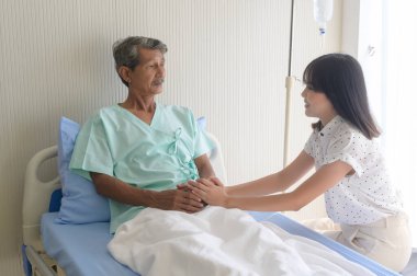 Hasta babasını hastanede ziyaret eden genç bir kız, sağlık ve tıbbi konsept