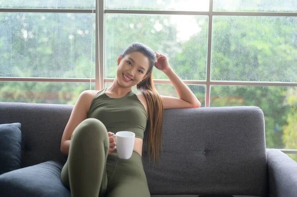 Joven Mujer Fitness Ropa Deportiva Tomando Una Taza Café Después — Foto de Stock