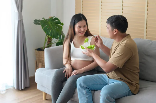 Jonge Zwangere Vrouw Met Salade Thuis Gezondheidszorg Zwangerschapszorg — Stockfoto