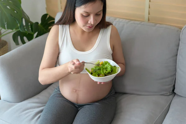 Evde Salata Yiyen Genç Hamile Kadın Sağlık Hamilelik Bakımı — Stok fotoğraf