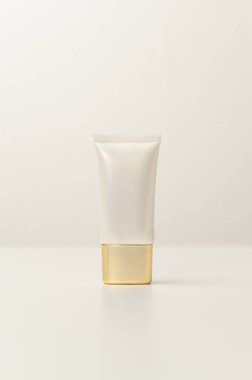 Beyaz arka plan stüdyosunun üzerinde nemlendirici krem şişesi, paketleme ve cilt güzellik konsepti