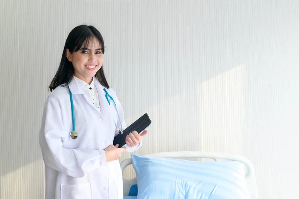 Portrait Jeune Femme Médecin Avec Stéthoscope Travaillant Hôpital Concept Médical — Photo