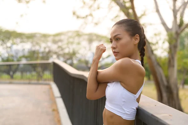 Mladá Fitness Žena Sportovním Oblečení Cvičení Městském Parku Zdravý Životní — Stock fotografie
