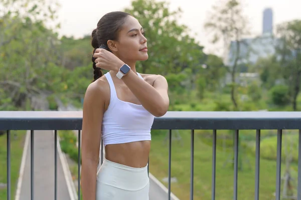 Spor Kıyafetli Genç Kadın Şehir Parkında Sağlık Yaşam Tarzında Egzersiz — Stok fotoğraf