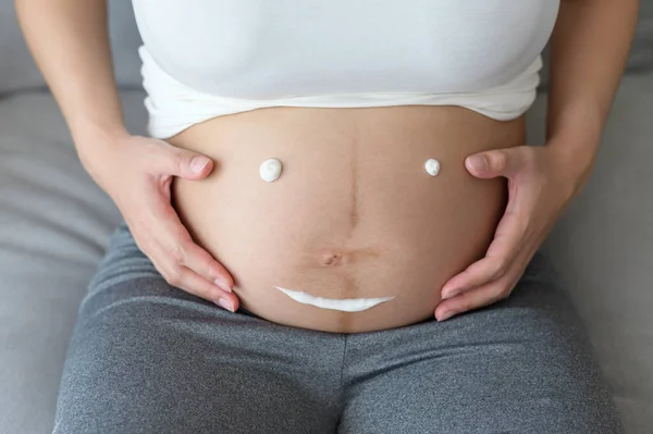 Jovem Grávida Aplicando Creme Hidratante Barriga Cuidados Saúde Gravidez — Fotografia de Stock