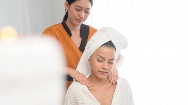 Uma Jovem Asiática Bela Mulher Relaxante Desfrutando Massagem Spa Tratamento — Fotografia de Stock