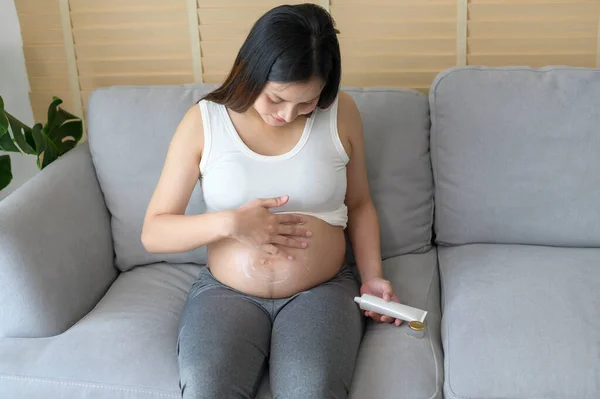 Mladá Těhotná Žena Nanáší Hydratační Krém Bříško Zdravotní Těhotenskou Péči — Stock fotografie