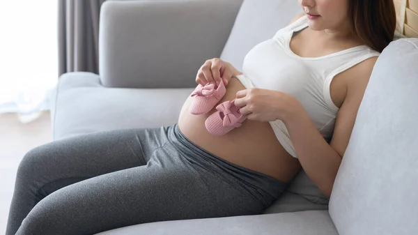 Mujer Embarazada Joven Que Pone Zapatos Bebé Vientre Familia Concepto —  Fotos de Stock