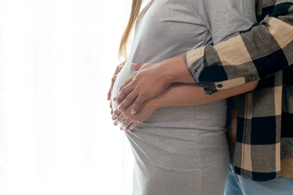 Mujer Embarazada Joven Con Marido Abrazando Esperando Bebé Casa — Foto de Stock