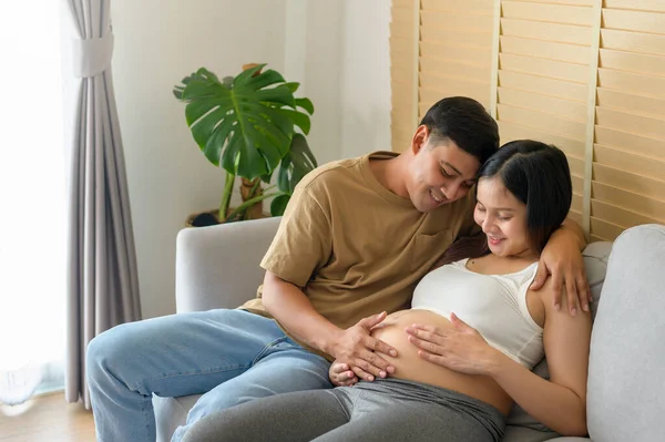 Jovem Grávida Com Marido Abraçando Esperando Bebê Casa — Fotografia de Stock