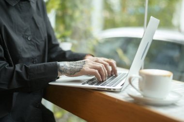 Kafedeki kıdemli iş kadınının portresi.