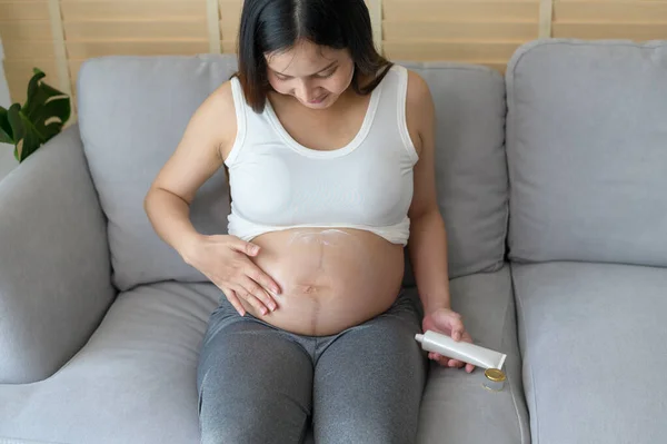 Jeune Femme Enceinte Appliquant Une Crème Hydratante Sur Ventre Les — Photo