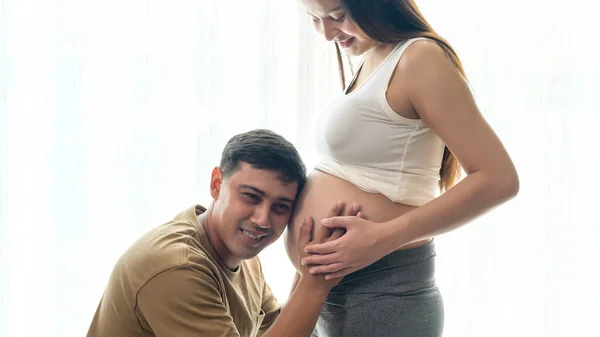 Mladá Těhotná Žena Manželem Objímající Čeká Dítě Doma — Stock fotografie