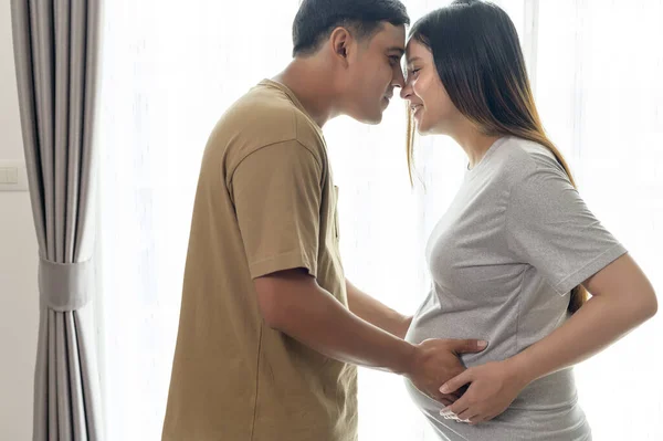 Młoda Kobieta Ciąży Mężem Obejmującym Spodziewającym Się Dziecka Domu — Zdjęcie stockowe