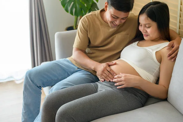 Mujer Embarazada Joven Con Marido Abrazando Esperando Bebé Casa —  Fotos de Stock