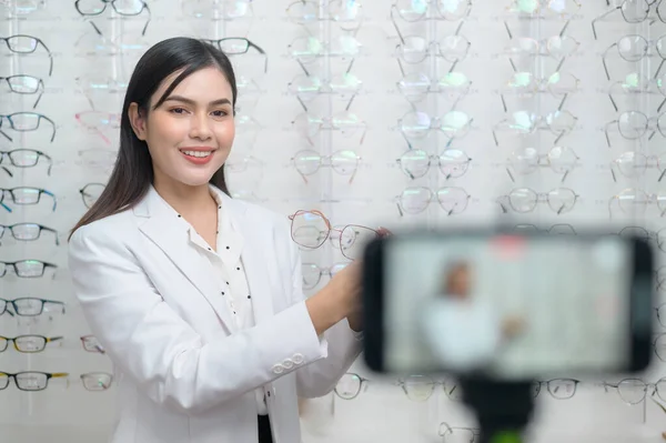 Akıllı Telefondan Canlı Yayın Yapan Genç Bir Göz Doktoru Optik — Stok fotoğraf
