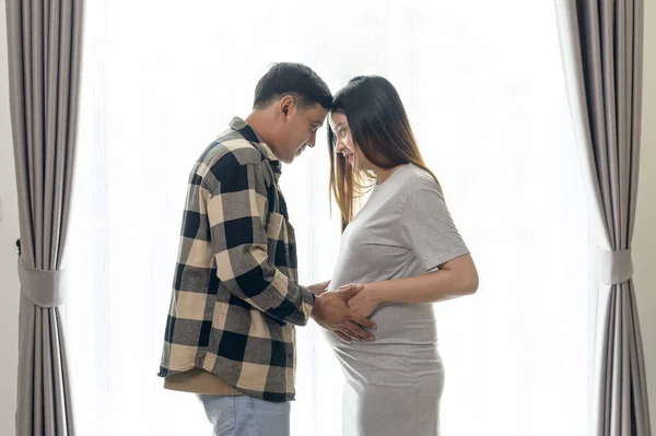 Ung Gravid Kvinna Med Make Omfamna Och Väntar Barn Hemma — Stockfoto