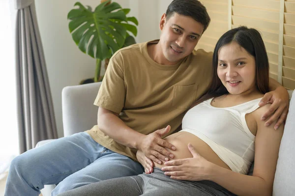 Jonge Zwangere Vrouw Met Echtgenoot Omarmen Verwachten Een Baby Thuis — Stockfoto