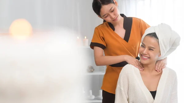 Uma Jovem Asiática Bela Mulher Relaxante Desfrutando Massagem Spa Tratamento — Fotografia de Stock