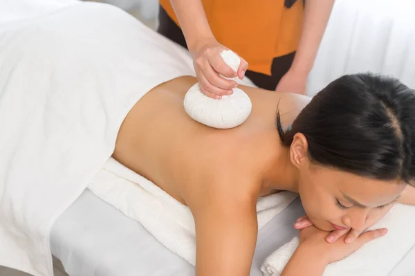 Een Jonge Aziatische Mooie Vrouw Ontspannen Genieten Van Massage Spa — Stockfoto