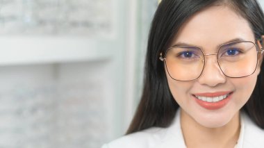 Optik merkezde göz doktorunun portresi, göz bakımı konsepti.