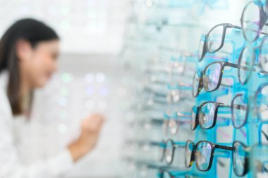 Optik merkezde gözlük seçen genç bir bayan müşteri, Eyecare konsepti.