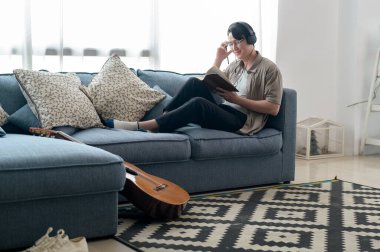 Bir müzisyen stüdyoda şarkı yazıyor. 