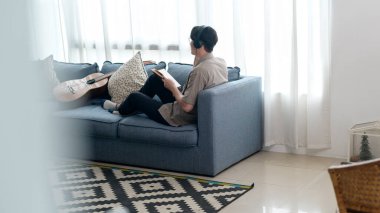 Bir müzisyen stüdyoda şarkı yazıyor. 