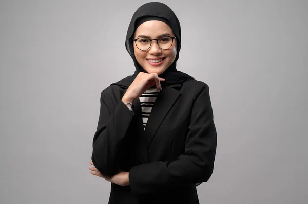 Piękna Muzułmanka Okularach Nad Białym Studiem Tła — Zdjęcie stockowe
