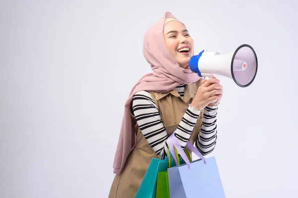 Mladá Krásná Muslimka Obleku Drží Barevné Nákupní Tašky Přes Bílé — Stock fotografie