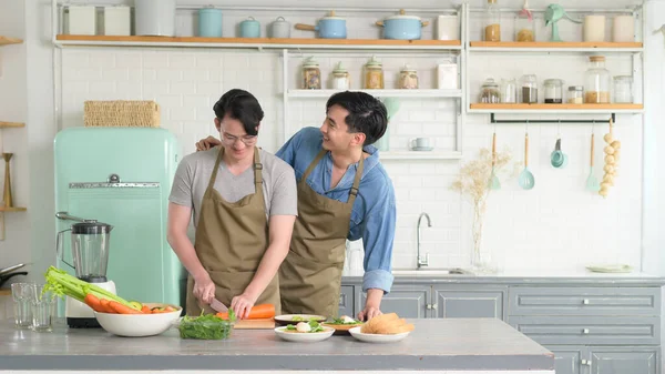 Young Smiling Gay Couple Cooking Together Kitchen Home Lgbtq Diversity — Stock Photo, Image