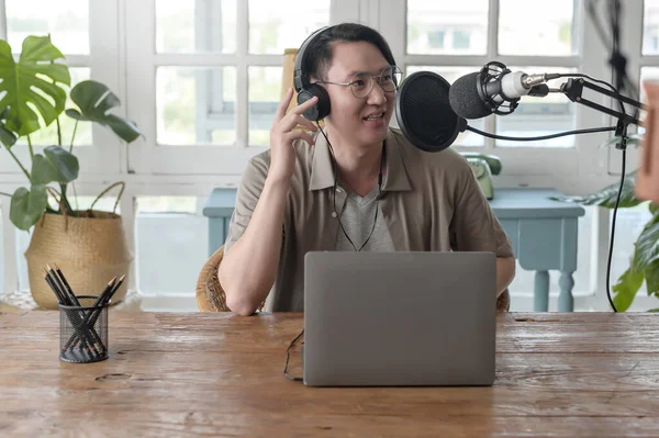 Asian Man Using Microphone Podcasting Home — Stockfoto