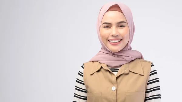 Sebuah Potret Wanita Cantik Dengan Hijab Tersenyum Pada Backgroun Putih — Stok Foto