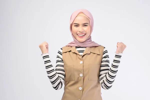 Ritratto Bella Donna Con Hijab Sorride Backgroun Bianco — Foto Stock