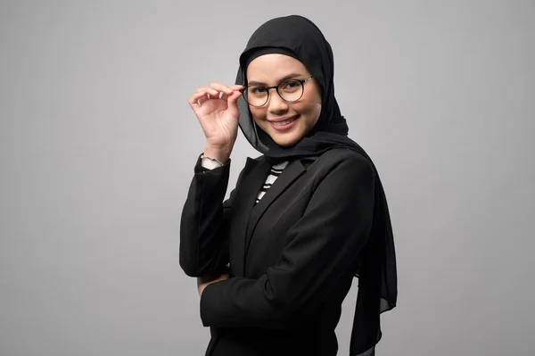 Piękna Muzułmanka Okularach Nad Białym Studiem Tła — Zdjęcie stockowe