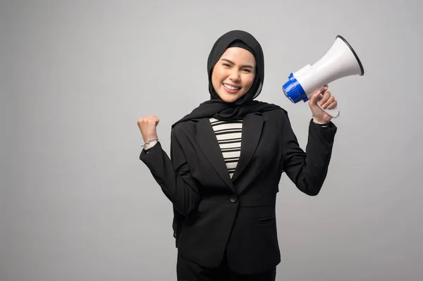 Счастливая Мусульманка Объявляет Мегафоном Белом Фоне — стоковое фото