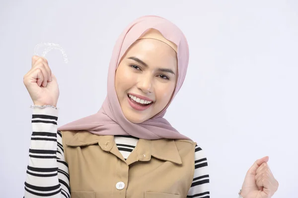 Seorang Wanita Muslim Muda Memegang Kawat Gigi Tak Terlihat Studio — Stok Foto