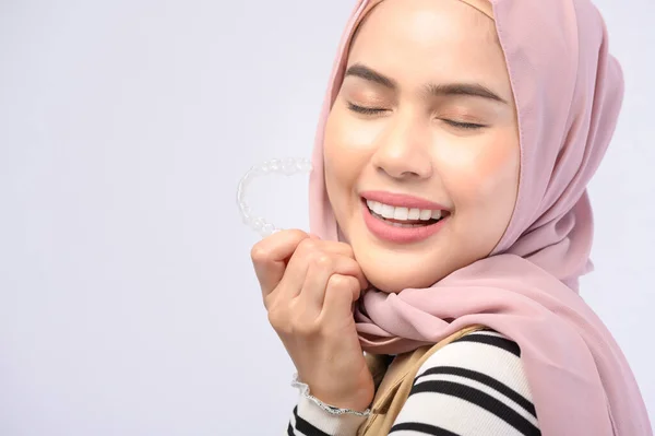 Eine Junge Muslimin Mit Invisalign Zahnspangen Studio Zahnmedizin Und Kieferorthopädischem — Stockfoto