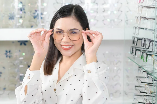 Optik Merkezde Gözlük Seçen Genç Bir Bayan Müşteri Eyecare Konsepti — Stok fotoğraf