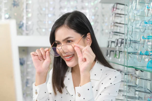 Young Female Customer Choosing Glasses Optical Center Eyecare Concept — Foto Stock