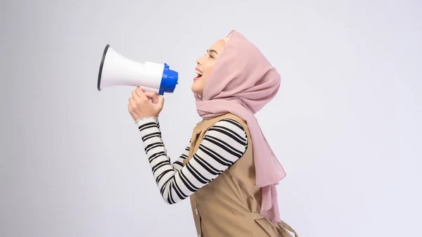 Glückliche Muslimin Verkündet Mit Megafon Auf Weißem Hintergrund — Stockfoto