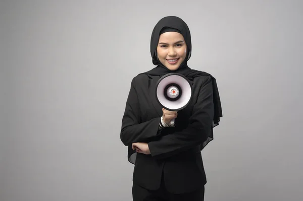Счастливая Мусульманка Объявляет Мегафоном Белом Фоне — стоковое фото