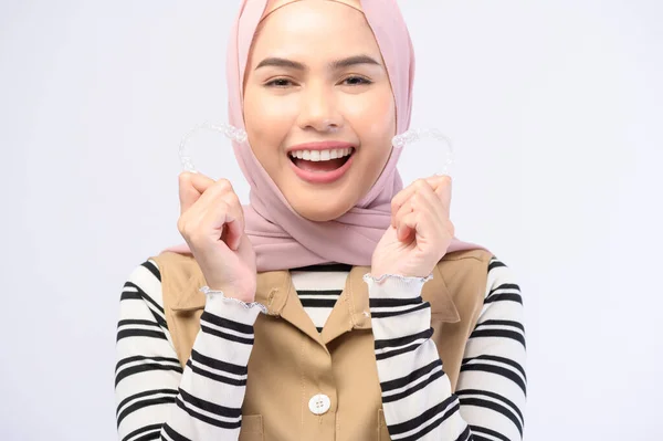 Seorang Wanita Muslim Muda Memegang Kawat Gigi Tak Terlihat Studio — Stok Foto