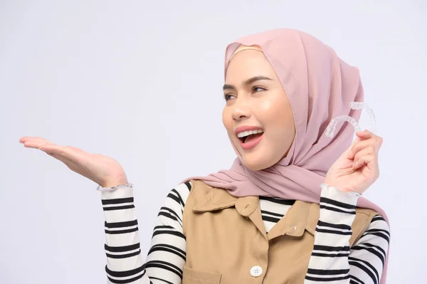 Eine Junge Muslimin Mit Invisalign Zahnspangen Studio Zahnmedizin Und Kieferorthopädischem — Stockfoto