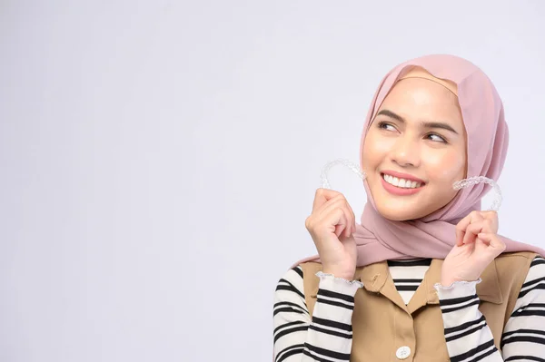 Seorang Wanita Muslim Muda Memegang Kawat Gigi Tak Terlihat Studio — Stok Foto