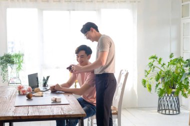 İş ekibi yeni proje üzerinde çalışıyor ve akıllı telefondan yeni bir ürünün fotoğraflarını çekiyor