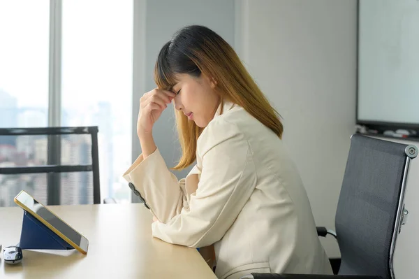 Una Giovane Donna Affari Stressata Stanca Nell Ufficio Moderno — Foto Stock