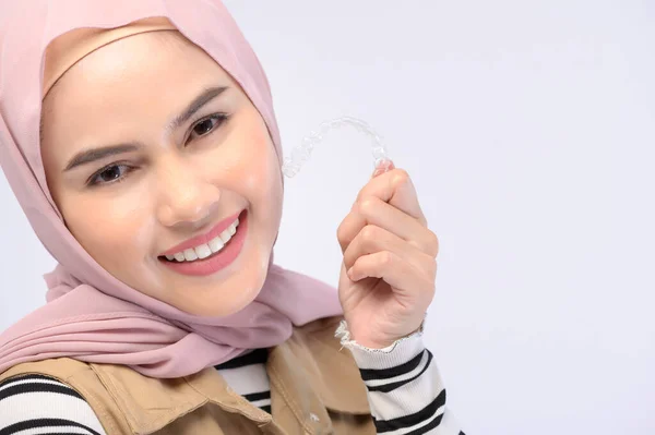 Una Joven Musulmana Sosteniendo Frenillos Invisalign Estudio Salud Dental Concepto —  Fotos de Stock
